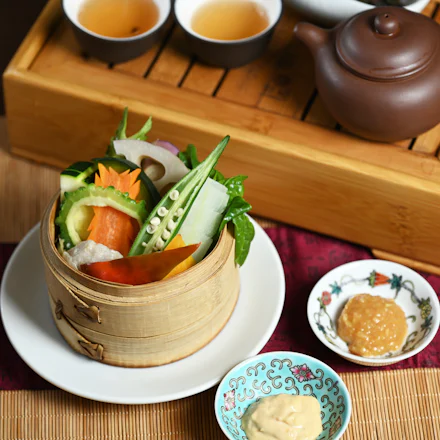 【逗子】お通しが裏名物! 地元野菜の蒸籠蒸しと黄酒を楽しむ中華「せろりや」